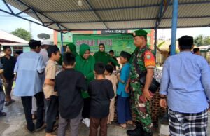 Kodim 0112/Sabang Bagikan Makanan Kepada Jamaah Jumat Masjid Al-Ijtihad, Dalam Program Sedekah Jumat