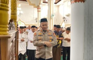 Shalat Jum’at di Masjid Baiturrahim Kuta Timu Sabang, Kapolres AKBP Erwan SH, MH. Menjadi Imam