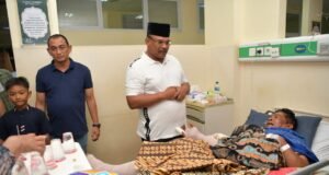 Pj Gubernur Safrizal Pantau Pelayanan RSUDZA dan Jenguk Wartawan MEDIANAD Korban Tabrak Lari