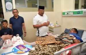 Pj Gubernur Safrizal Pantau Pelayanan RSUDZA dan Jenguk Wartawan MEDIANAD Korban Tabrak Lari