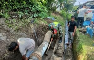 Babinsa Koramil 02/Sukakarya Bantu Pemasangan Pipa Air Bersih yang Bocor