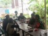Eratkan Silaturahmi, Babinsa Koramil 01/Sukajaya Laksanakan Komsos dengan Warga di Warung Kopi Desa Binaan