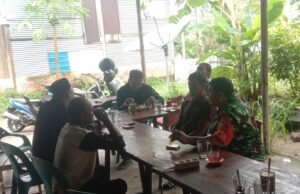 Eratkan Silaturahmi, Babinsa Koramil 01/Sukajaya Laksanakan Komsos dengan Warga di Warung Kopi Desa Binaan