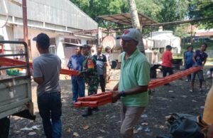 Babinsa Koramil 02/Sukakarya Membantu Warga Binaan dalam Gotong Royong Pembongkaran Tenda