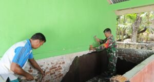 Babinsa Koramil 02/Sukakarya Bantu Warga Binaan Dalam Perbaikan Tempat Ibadah di Wilayah Binaannya