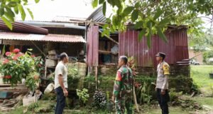 Babinsa Koramil 02 Sukakarya Cek Lokasi Bencana Alam di Rumah Warga Akibat Angin Kencang