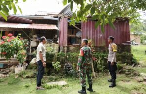 Babinsa Koramil 02 Sukakarya Cek Lokasi Bencana Alam di Rumah Warga Akibat Angin Kencang