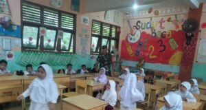 Cerdas Anak Bangsa, Babinsa 02 Berikan Materi Matematika Metode Gasing di SDN 17 Sabang