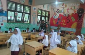 Cerdas Anak Bangsa, Babinsa 02 Berikan Materi Matematika Metode Gasing di SDN 17 Sabang