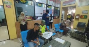 Babinsa Koramil 02/Sukakarya Dampingi Warganya Urus Persyaratan Administrasi Untuk Mengikuti Tes TNI AD