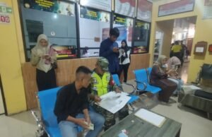 Babinsa Koramil 02/Sukakarya Dampingi Warganya Urus Persyaratan Administrasi Untuk Mengikuti Tes TNI AD