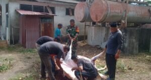 Bantu Warga Binaan, Babinsa Koramil/02 Sukakarya Persiapkan Acara Kenduri Laot di Dermaga Pasiran