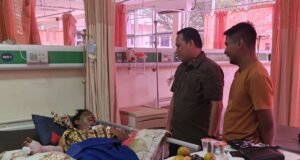 Kadiskominfo dan Kabag Prokopim Bezuk Muslem Wartawan MEDIANAD Korban Tabrak Lari