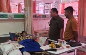 Kadiskominfo dan Kabag Prokopim Bezuk Muslem Wartawan MEDIANAD Korban Tabrak Lari