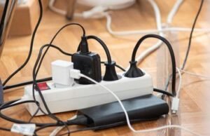 Ini Bahayanya Jika sering Charger Handphone Tidak Dicabut di Colokan Listrik