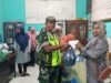 Babinsa Koramil 01/Sukajaya Menyerahkan Bantuan Santunan Secara Simbolis Dalam Kegiatan Sosialisasi Pencegahan Stunting di Desa Binaan
