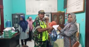 Babinsa Koramil 01/Sukajaya Menyerahkan Bantuan Santunan Secara Simbolis Dalam Kegiatan Sosialisasi Pencegahan Stunting di Desa Binaan