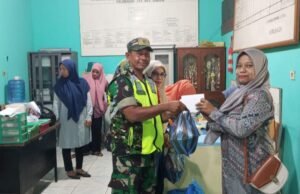 Babinsa Koramil 01/Sukajaya Menyerahkan Bantuan Santunan Secara Simbolis Dalam Kegiatan Sosialisasi Pencegahan Stunting di Desa Binaan