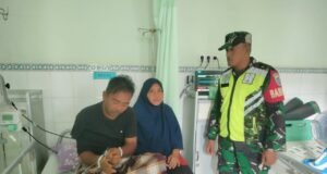Babinsa Koramil 02/Sukakarya Kunjungi Warganya Yang Menderita Sakit Jantung di Rumah Sakit