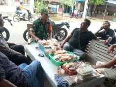 Dalam Kegiatan Komsosnya, Babinsa Koramil 01/Sukajaya Sampaikan Tentang Bahaya Judi Online Kepada Warga Masyarakat