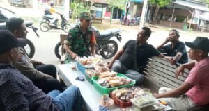 Dalam Kegiatan Komsosnya, Babinsa Koramil 01/Sukajaya Sampaikan Tentang Bahaya Judi Online Kepada Warga Masyarakat