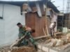 Babinsa Koramil 02/Sukakarya Ikut Serta Membantu pembangunan Rumah Warga Binaanya