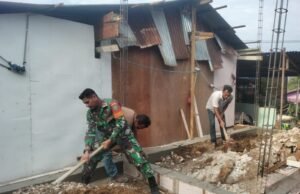 Babinsa Koramil 02/Sukakarya Ikut Serta Membantu pembangunan Rumah Warga Binaanya