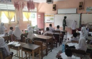 Babinsa Koramil 02 Sukakarya Berikan Wawasan Kebangsaan kepada Siswa SD Negeri 2 Sabang