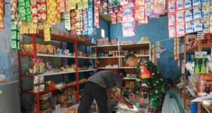 Babinsa Koramil 02/Sukakarya Laksanakan Pengecekan Harga Barang di Toko Kelontong Wilayah Binaan