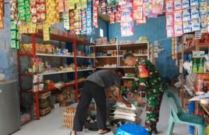 Babinsa Koramil 02/Sukakarya Laksanakan Pengecekan Harga Barang di Toko Kelontong Wilayah Binaan