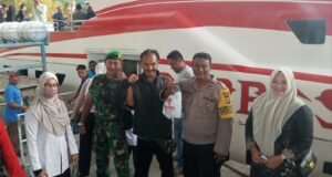 Babinsa Koramil 01/Sukajaya dan Bhabinkamtibmas Dampingi Petugas Kesehatan Evakuasi Warga Pasien Gangguan Jiwa