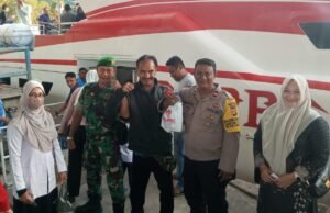 Babinsa Koramil 01/Sukajaya dan Bhabinkamtibmas Dampingi Petugas Kesehatan Evakuasi Warga Pasien Gangguan Jiwa