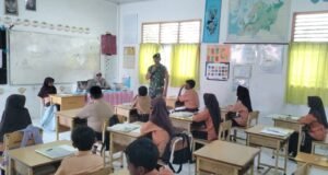 Babinsa Koramil 02/Sukakarya Berikan Wawasan Kebangsaan kepada Siswa SDN 15 Sabang