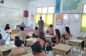 Babinsa Koramil 02/Sukakarya Berikan Wawasan Kebangsaan kepada Siswa SDN 15 Sabang