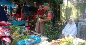 Babinsa Koramil 01/Sukajaya Pantau Harga Sayur-Mayur di Pasar Tradisional