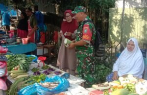 Babinsa Koramil 01/Sukajaya Pantau Harga Sayur-Mayur di Pasar Tradisional