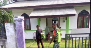 Babinsa Koramil 01/Sukajaya Bantu Warga Gotong Royong Bersihkan Meunasah di Desa Binaan