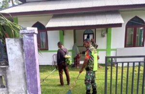 Babinsa Koramil 01/Sukajaya Bantu Warga Gotong Royong Bersihkan Meunasah di Desa Binaan