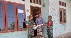 Babinsa dan Babinpotdirga Serahkan Tongkat Jalan kepada Warga di Gampong Keuneukai