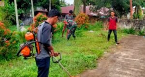 Babinsa Koramil 02/Sukakarya Bersama Para Pemuda Gampong Gelar Gotong Royong Pembersihan Bahu Jalan