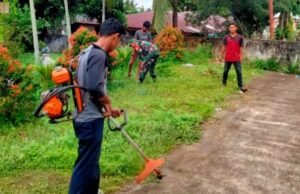 Babinsa Koramil 02/Sukakarya Bersama Para Pemuda Gampong Gelar Gotong Royong Pembersihan Bahu Jalan