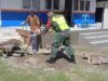Babinsa Koramil 01 Sukajaya Bantu Warga Pekerja Bangunan