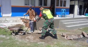 Babinsa Koramil 01 Sukajaya Bantu Warga Pekerja Bangunan