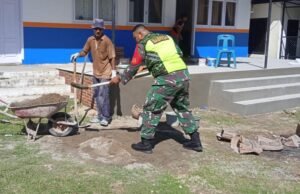 Babinsa Koramil 01 Sukajaya Bantu Warga Pekerja Bangunan