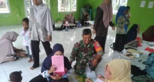 Babinsa Koramil 02/Sukakarya Pantau Kegiatan Posyandu Balita di Jurong Masjid Gampong Paya Seunara