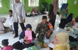 Babinsa Koramil 02/Sukakarya Pantau Kegiatan Posyandu Balita di Jurong Masjid Gampong Paya Seunara