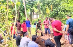 Babinsa Koramil 01/Sukajaya Bantu Penggalian Kubur untuk Pemakaman Warga di Gampong Paya