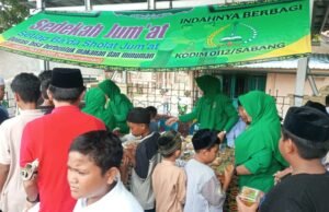 Kodim 0112/Sabang Bagikan Makanan Siap Saji Dalam Kegiatan Sedekah Jumat di Masjid Al Muhajirin