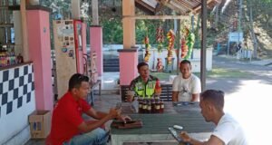 Babinsa Koramil 02/Sukakarya Gelar Komsos Bersama Warga, Ajak Jaga Kamtibmas