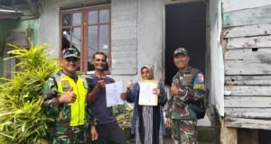 Babinsa Koramil 02/Sukakarya Bersama Babinpotdirga Serahkan Akta Kelahiran Kepada Warga Binaan